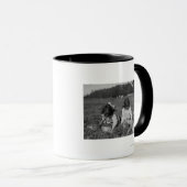 Mug Jeunes filles cueillant des canneberges Photo (Devant droit)