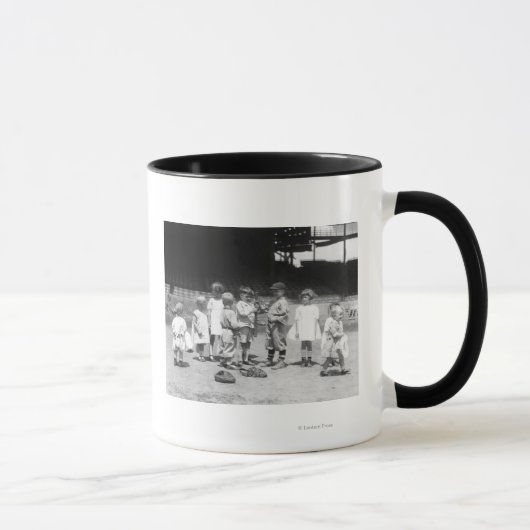 Mug Jeunes garçons et filles sur le terrain de basebal (Droite)