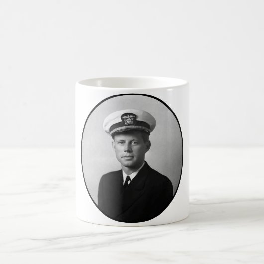 Mug JFK portant son uniforme de marine (Centre)