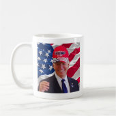 Mug Joe biden Portant un Casquette Trump (Gauche)