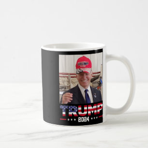 Mug Joe Biden Portant Un Casquette Trump