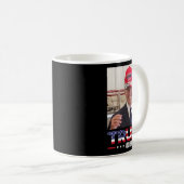 Mug Joe Biden Portant Un Casquette Trump (Devant droit)