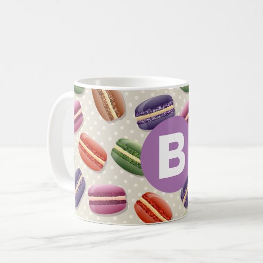 Mug Joli motif de macaron pointillé violet monogramme (Devant gauche)