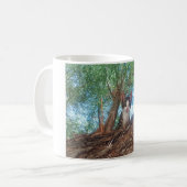 Mug Joli petit chaton jouant dans les bois (Devant gauche)