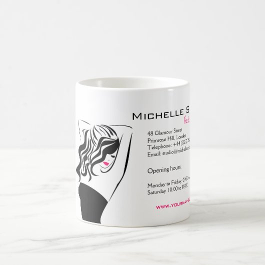 Mug Jolie fille avec cheveux ondulés Marque de coiffur (Centre)