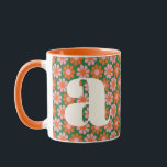 Mug Jolies fleurs rétro Monogramme personnalisé vert r<br><div class="desc">Ajoutez une touche de charme rétro joyeux à votre routine café avec cette tasse personnalisée avec monogramme. Avec son motif de marguerite inspiré des années 1970 en vert, rose et orange, c’est parfait pour tous ceux qui aiment les couleurs vives et le design vintage. La lettre surdimensionnée ajoute une touche...</div>