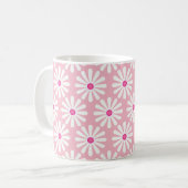 Mug Jolies marguerites blanches avec centres roses sur (Devant gauche)