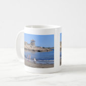 Mug Jouant sur la plage dans Rockport, mA (Devant gauche)