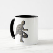 Mug joueur de basketball dribant avec texte intégral d (Devant gauche)