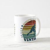 Mug joueur de basketball dribble rétro style coucher d (Devant droit)
