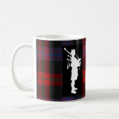 Mug Joueur de cornemuse écossais sur le tartan de brun (Gauche)