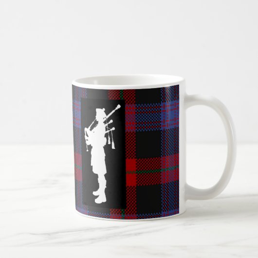 Mug Joueur de cornemuse écossais sur le tartan de brun (Droite)