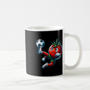 Mug Joueur de football de tomate drôle donnant un coup