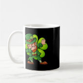 Mug Jour de la Saint Patrick Dabbing Leprechaun Clover (Gauche)