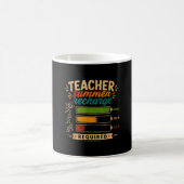 Mug Jour dernier de professeur drôle de recharge d'été (Centre)