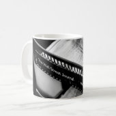 MUG JOURNAUX SUR LE WALL STREET JOURNAL RACK (Devant gauche)