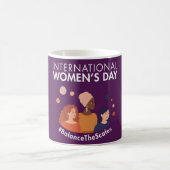 Mug Journée internationale des femmes 2026 Équilibrer  (Centre)