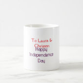 Mug joyeuse fête de l'indépendance nom date simple rou (Centre)