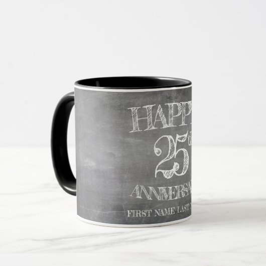 Mug Joyeux 25e anniversaire sur le tableau de craie (Devant gauche)