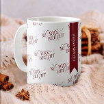 Mug Joyeux et lumineux cadeau de Noël rouge moderne mo<br><div class="desc">Conception moderne de tasse à café de Noël en saison dans des couleurs festives rouge et blanc,  avec l'élégant motif de typographie "Joyeux et brillant" et un ruban rouge minimal avec espace pour votre nom ou texte personnalisé - le remplissage parfait ou cadeau pour un proche.</div>