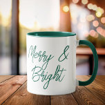 Mug Joyeux et vert brillant Noël<br><div class="desc">Joyeux et vert clair Script Musique de Noël</div>