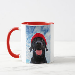 Mug Joyeux Labrador dans une Beanie rouge sous un ciel