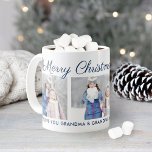 Mug Joyeux Noël bleu Script Photo Collage personnalisé<br><div class="desc">Personnalisez ce café de Noël festif ou tasse de cacao chaud avec trois (3) photos et texte personnalisé. La conception par défaut comporte "Joyeux voeux de Noël" en script avec trois photos d'enfants et un message personnalisé à grand-mère. Comprend des croquis de flocon de neige et du texte bleu marine...</div>