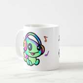 Mug Joyeux petit caméléon souriant avec casque. (Devant gauche)