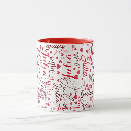 Mug Julia Nom de script personnalisé + Coeurs rouges R (Centre)
