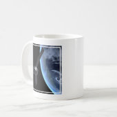 Mug Juno Spacecraft Pendant Son Vol Sur Terre (Devant gauche)