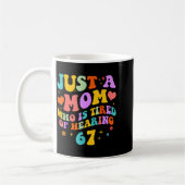 Mug Just A Mom Who Is Tired Of Hearing 67 Funny Six Se (Gauche)