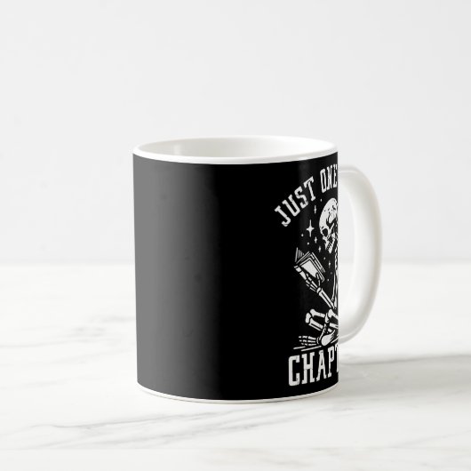 Mug Just One More Chapter, Funny Skeleton Reading Book (Devant droit)
