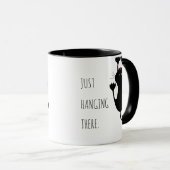 Mug Juste accroché là dessin animé de chat noir texte (Devant droit)