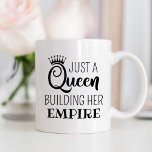 Mug Juste une reine qui construit son empire Citation<br><div class="desc">Cette fabuleuse tasse à café pour ses caractéristiques "Just a Queen building her empire",  une citation amusante et inspirante,  en noir. Une couronne accentue le design stylisé de la typographie. Fait un grand cadeau pour un expert do-it-yourself,  un propriétaire de petite entreprise ou un entrepreneur.</div>