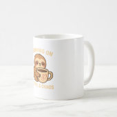Mug Kawaii Fatigué Sloth Café & Chaos Funny Mignonne (Devant droit)