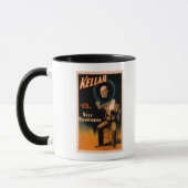 Mug Kellar exécutant la magie de l'auto-décapitation (Gauche)