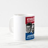 Mug Kennedy et affiche 1960 d'élection de Johnson (Devant gauche)