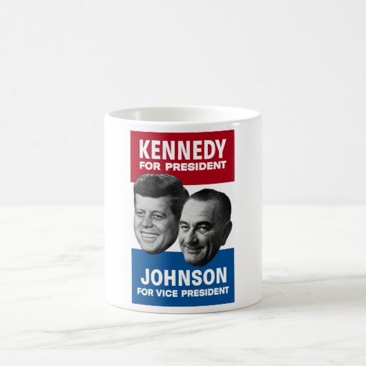 Mug Kennedy et affiche 1960 d'élection de Johnson (Centre)