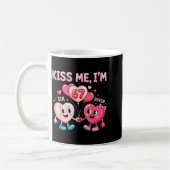 Mug Kiss Me I'm 67 Funny Cute Six Seven Meme 6-7 Valen (Gauche)