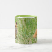 Mug Kit Renard rouge dans l'herbe près de la tanière (Centre)