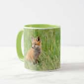 Mug Kit Renard rouge dans l'herbe près de la tanière (Devant gauche)