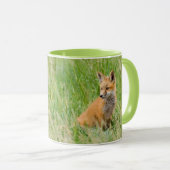 Mug Kit Renard rouge dans l'herbe près de la tanière (Devant droit)