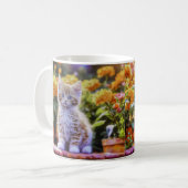 Mug Kitten au gingembre dans un jardin fleuri (Devant gauche)