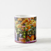 Mug Kitten au gingembre dans un jardin fleuri (Centre)