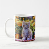 Mug Kitten au gingembre dans un jardin fleuri (Gauche)