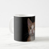 Mug Kitty rouge - jeune chat, arrière - plan noir (Devant gauche)