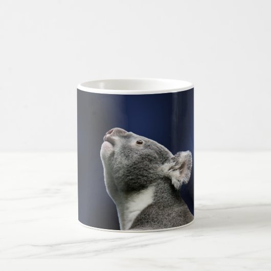 Mug Koala mignon recherchant dans la merveille (Centre)