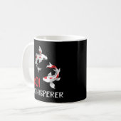 Mug Koi Whisperer Humour de poisson Koi Farmer (Devant gauche)