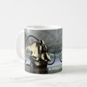 Mug Kraken. Une pieuvre géante abattant un bateau de p (Devant gauche)