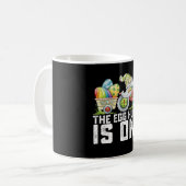 Mug La Chasse Aux Oeufs Est Sur Gnome Drôle Pâques (Devant gauche)